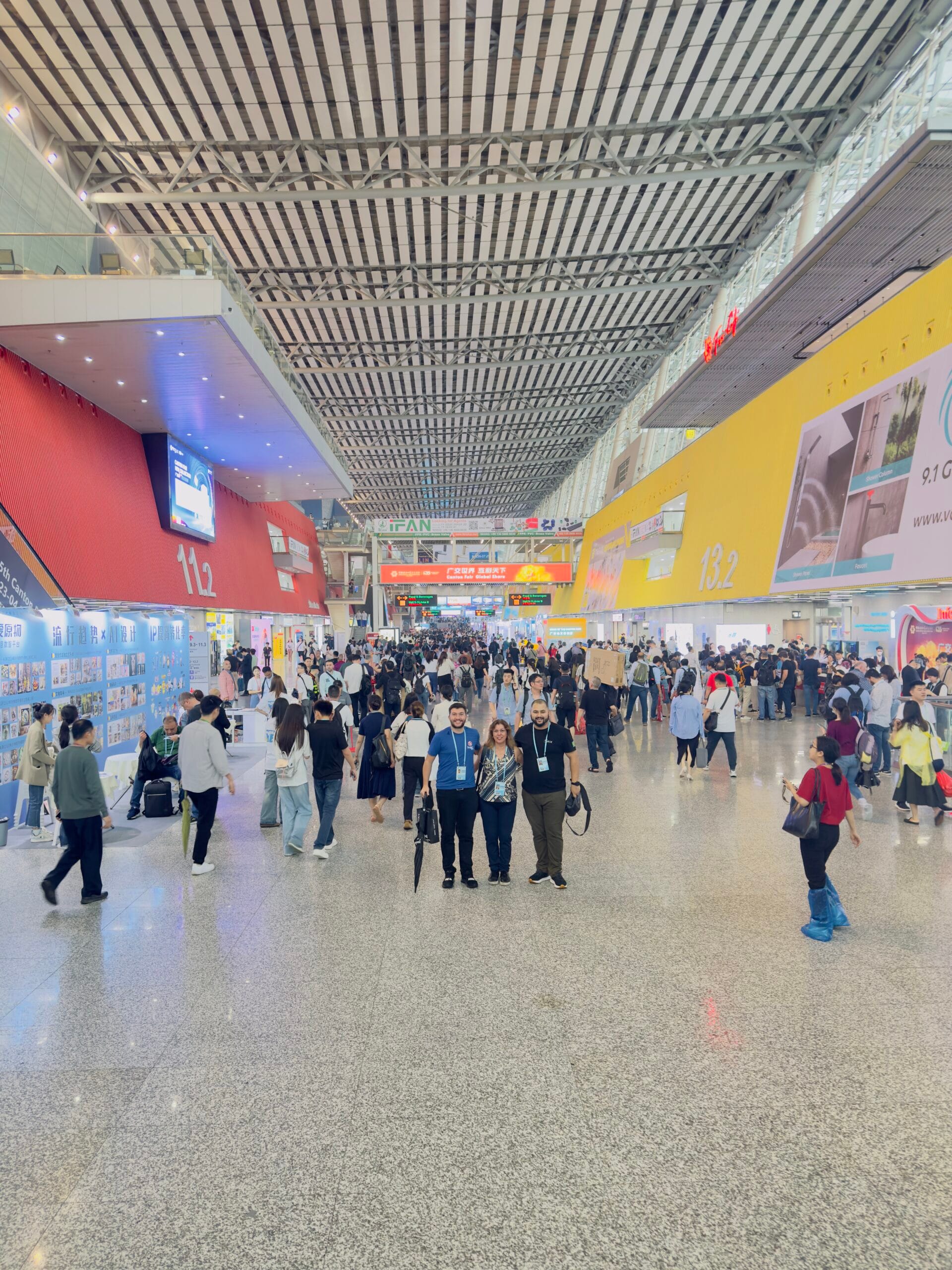 Circulação de visitantes nos pavilhões da Canton Fair