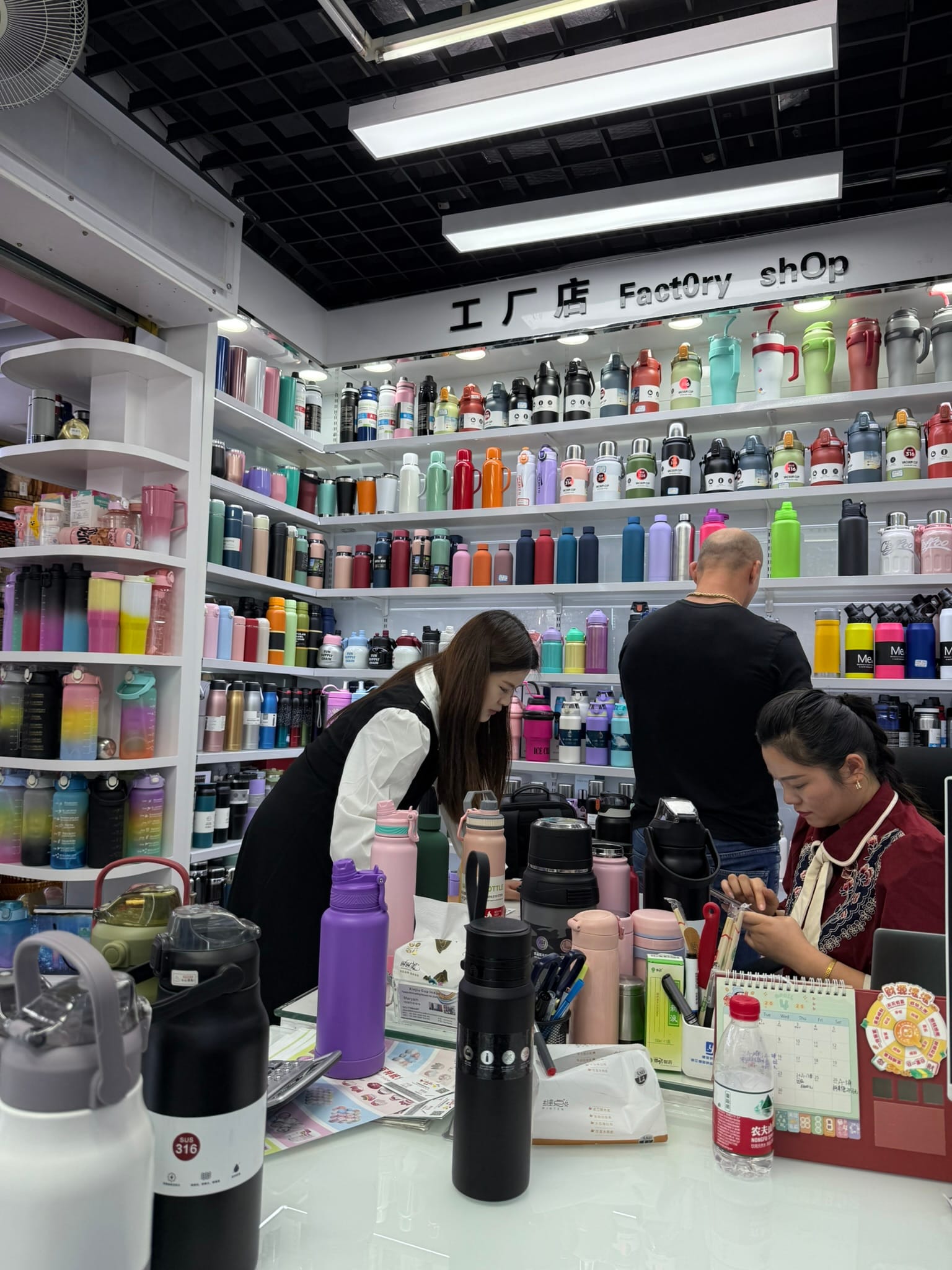 Visita a um showroom de produtos em Yiwu