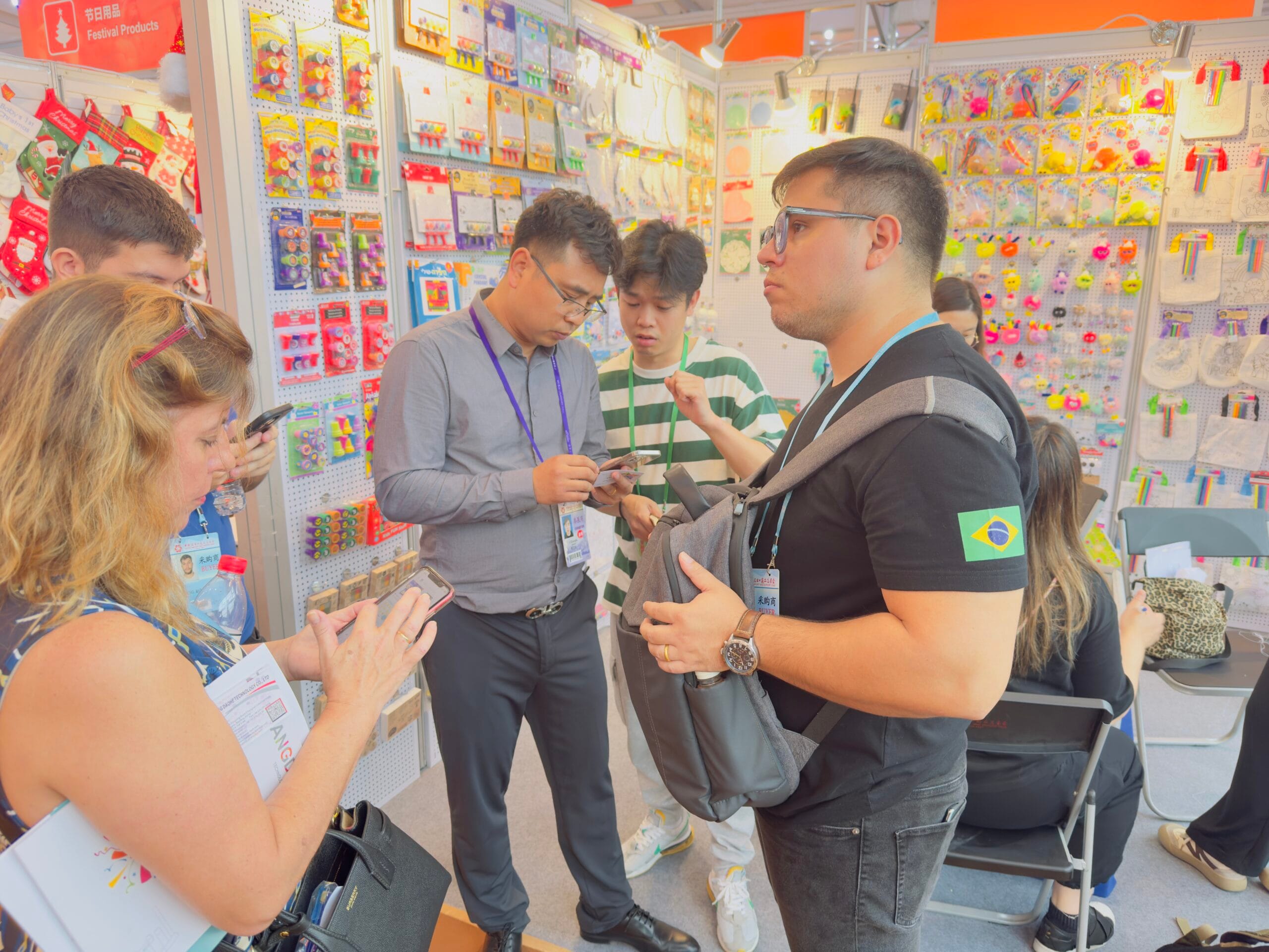 Conversa sobre produtos em um estande da Canton Fair