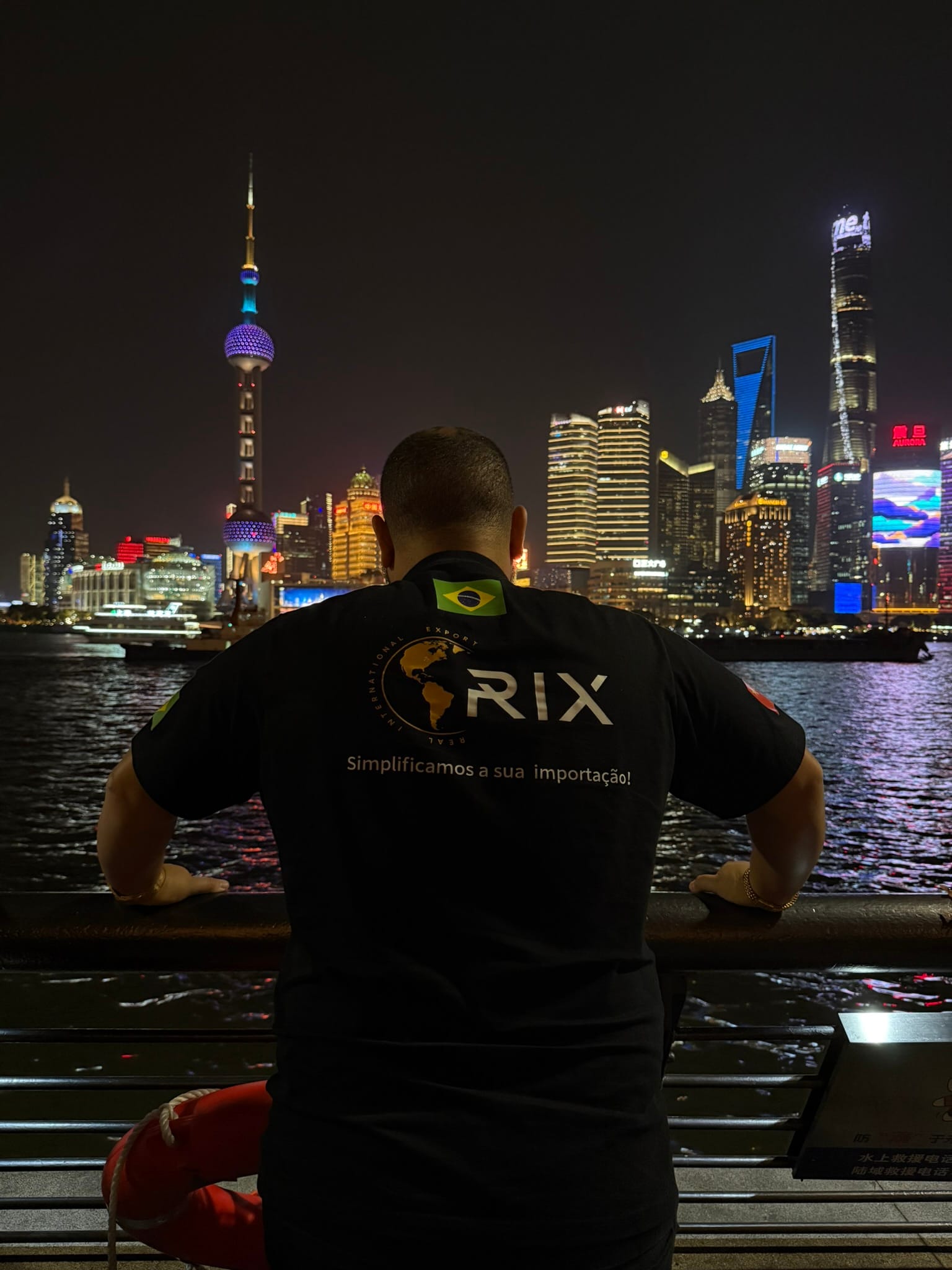 Camisa da RIX diante do horizonte iluminado de Pudong, em Xangai